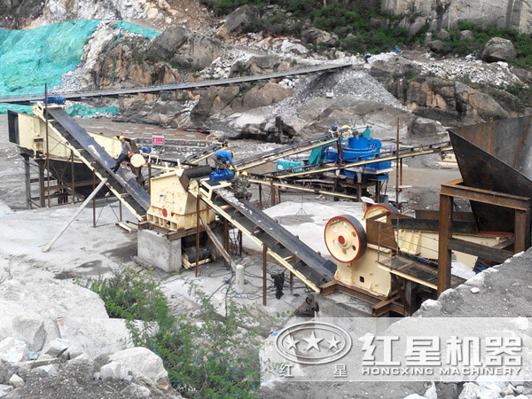 鄂式破碎机现场工作图 鄂式破碎机现场工作图