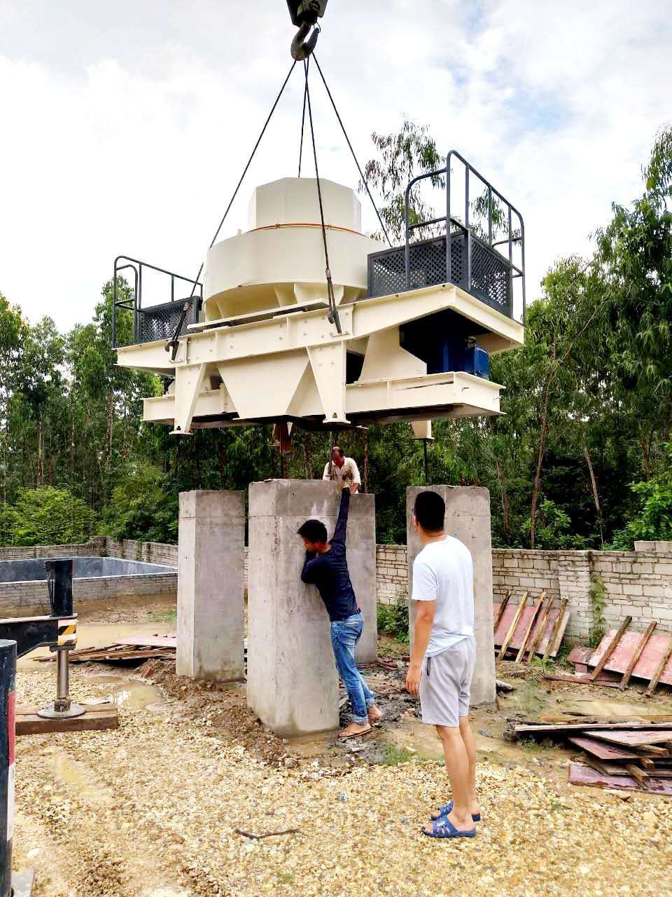 ºÓÂÑÊ¯ÖÆÉ°»úÏÖ³¡°²×°Í¼ ºÓÂÑÊ¯ÖÆÉ°»úÏÖ³¡°²×°Í¼