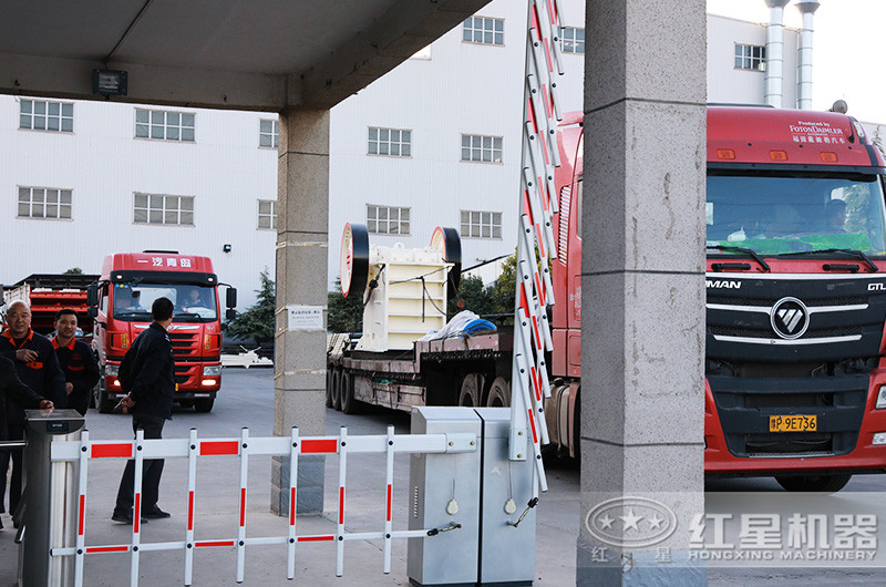 时产100吨石料的破碎加工设备发货现场 时产100吨石料的破碎加工设备发货现场