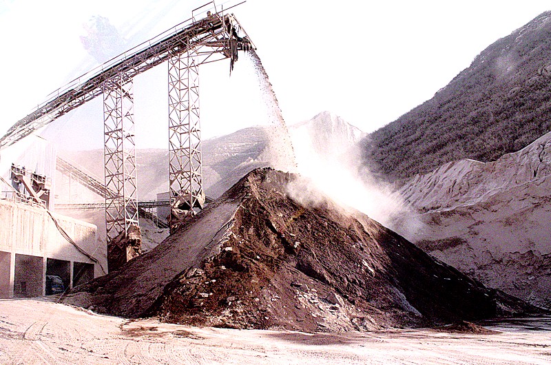 ÕýÔÚ¹¤×÷ÖеIJÉʯ³¡ ÕýÔÚ¹¤×÷ÖеIJÉʯ³¡